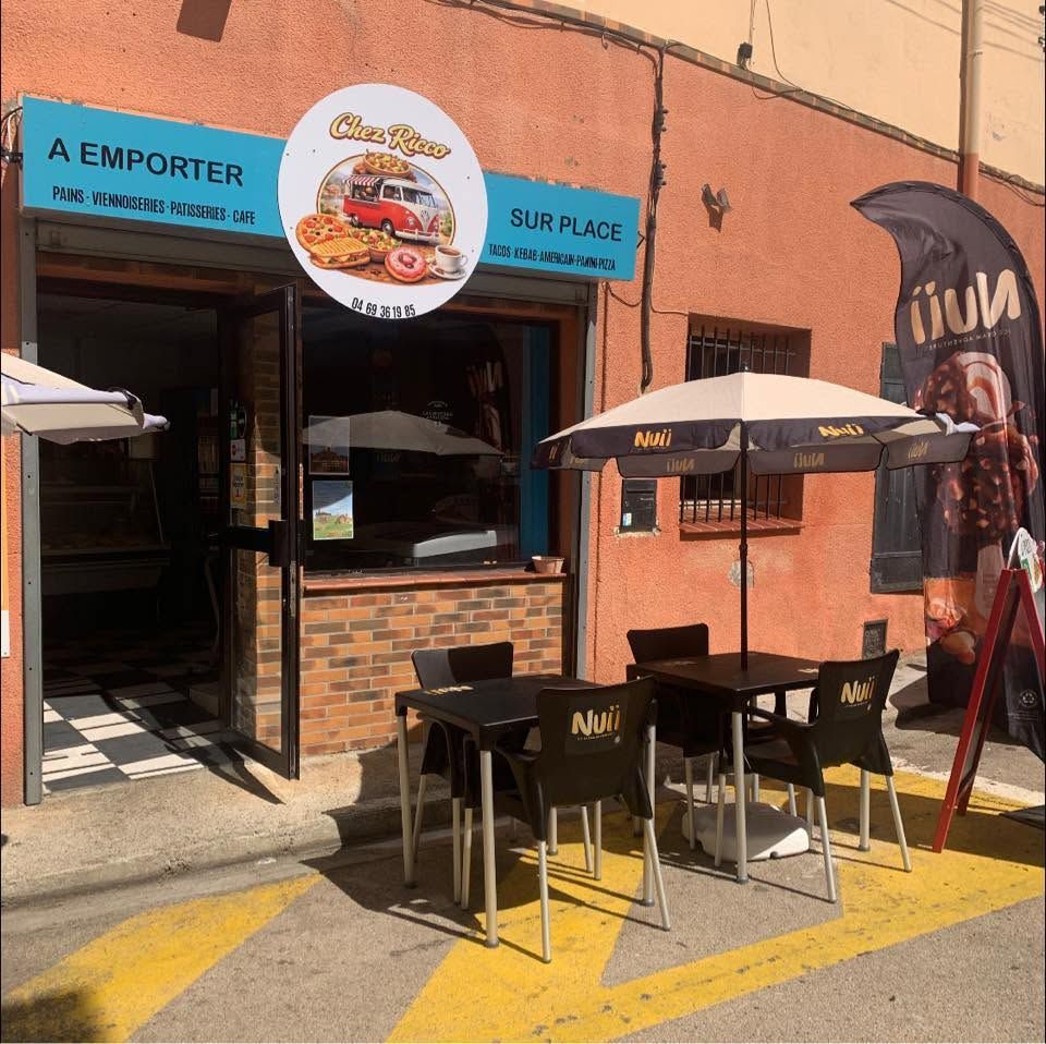 Devanture et terrasse du snack Chez Ricco
